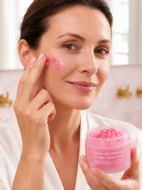 Crème Collagène PDRN Pink Lumeya Paris appliquée sur le visage — texte Salmon DNA PDRNPink lisible sur le pot, texture capsules de collagène